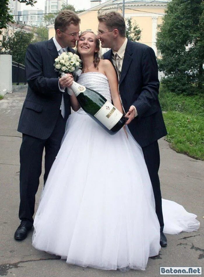 Необычные наряды на свадьбу. Три невесты и один жених. Жених и две невесты. Фотосессия с гостями на свадьбе. Невеста и 3 жениха.