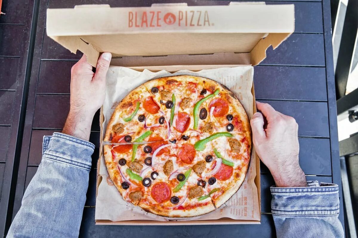 Пицца рядом со мной на заказ. Blaze pizza. blaze pizza москва. пицца с ногами. пицца оффер.