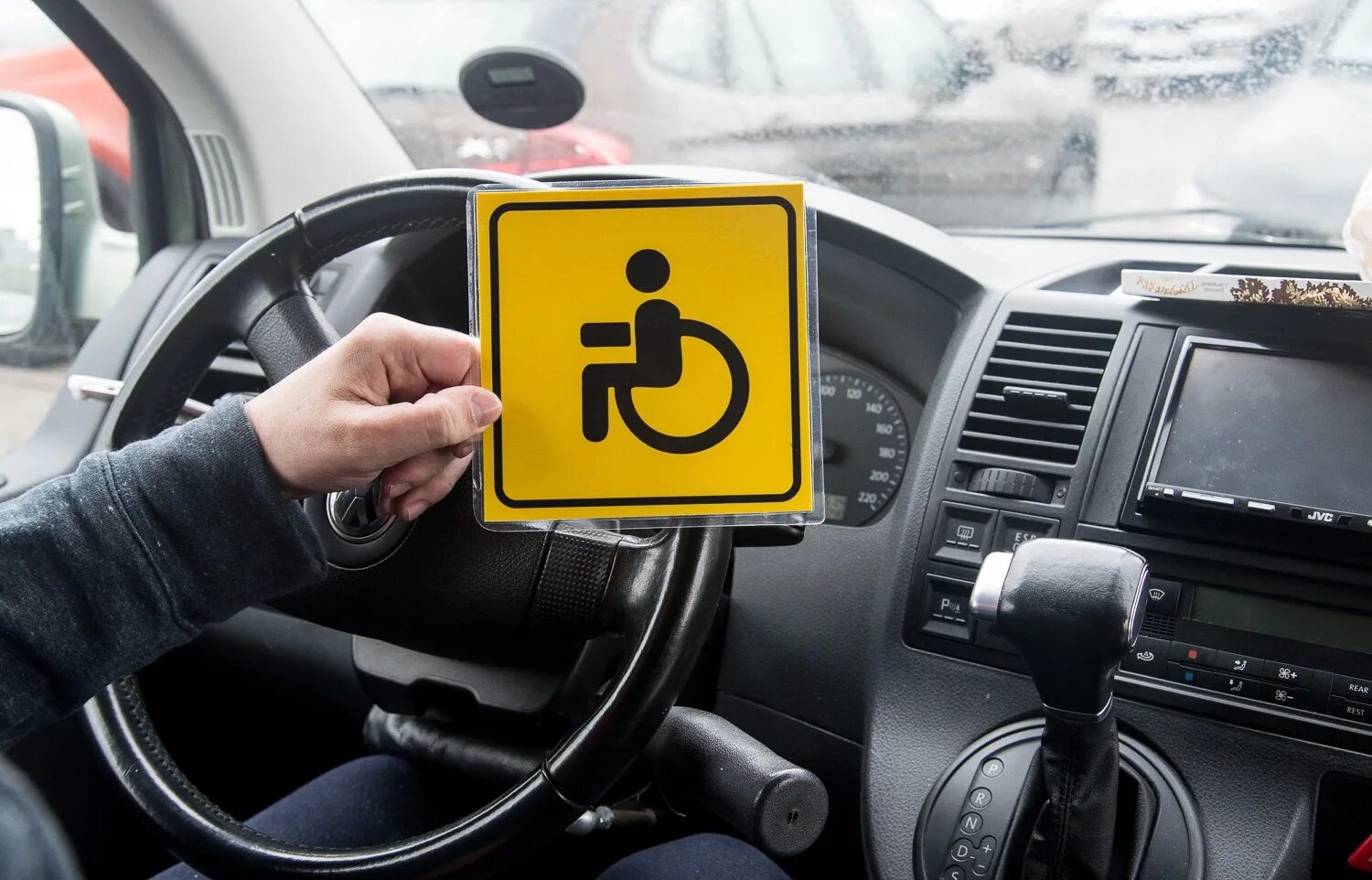 Новый знак инвалида на машину