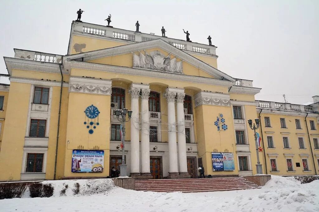 Дворец Алюминщиков Новокузнецк. ДК Алюминщик Новокузнецк. Дворец культуры Алюминщик Новокузнецк архитектура. ДК Алюминщиков Новокузнецк зал.