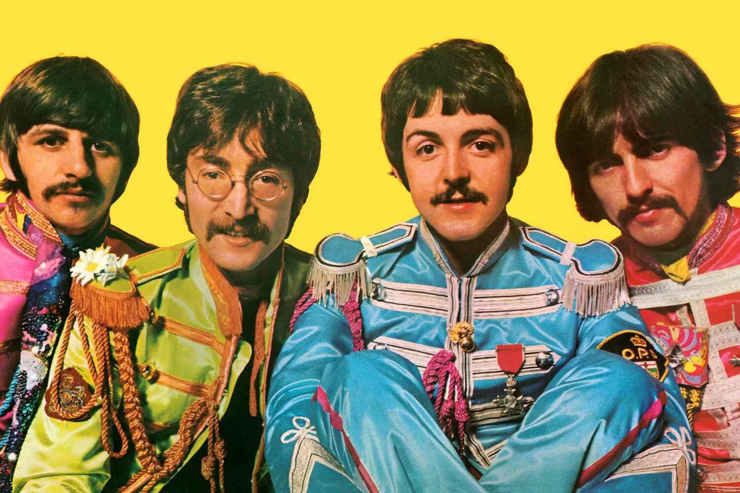 Beatles sgt peppers lonely hearts club. Альбом Битлз сержант Пеппер. Обложка сержанта Пеппера. Битлз сержант Пеппер фото. The Beatles Sgt. Pepper's Lonely Hearts Club Band 1967.