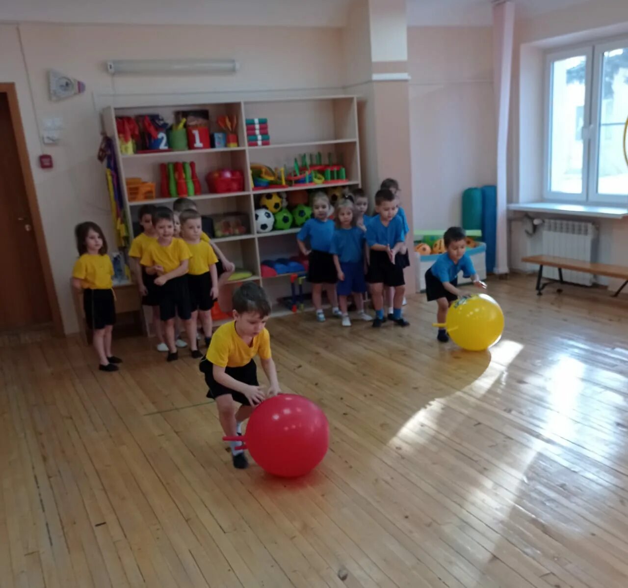 Эстафеты в младшей группе. Эстафеты в младшей группе. Эстафеты младшая группа. Эстафеты в младшей группе. Спортивные соревнования для детей в детском саду.