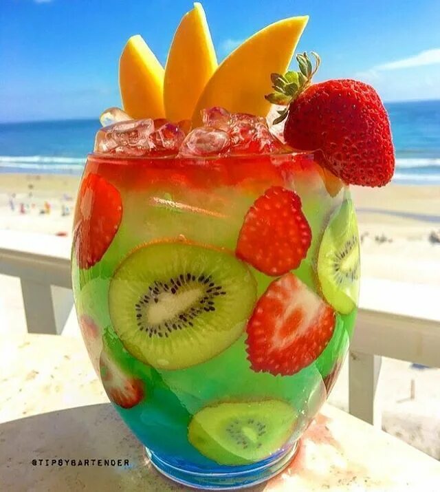 Летний фруктовый. Летние фрукты. Яркие летние коктейли. Яркие летние фрукты. Фрукты на пляже.