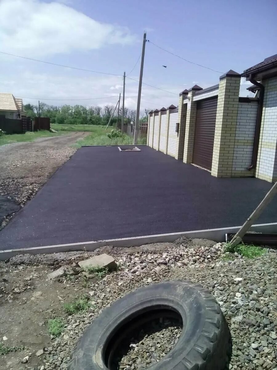 Ровный асфальт. Асфальтированная площадка. Укладка асфальта на парковке. Асфальтирование стоянок. Асфальтное покрытие.