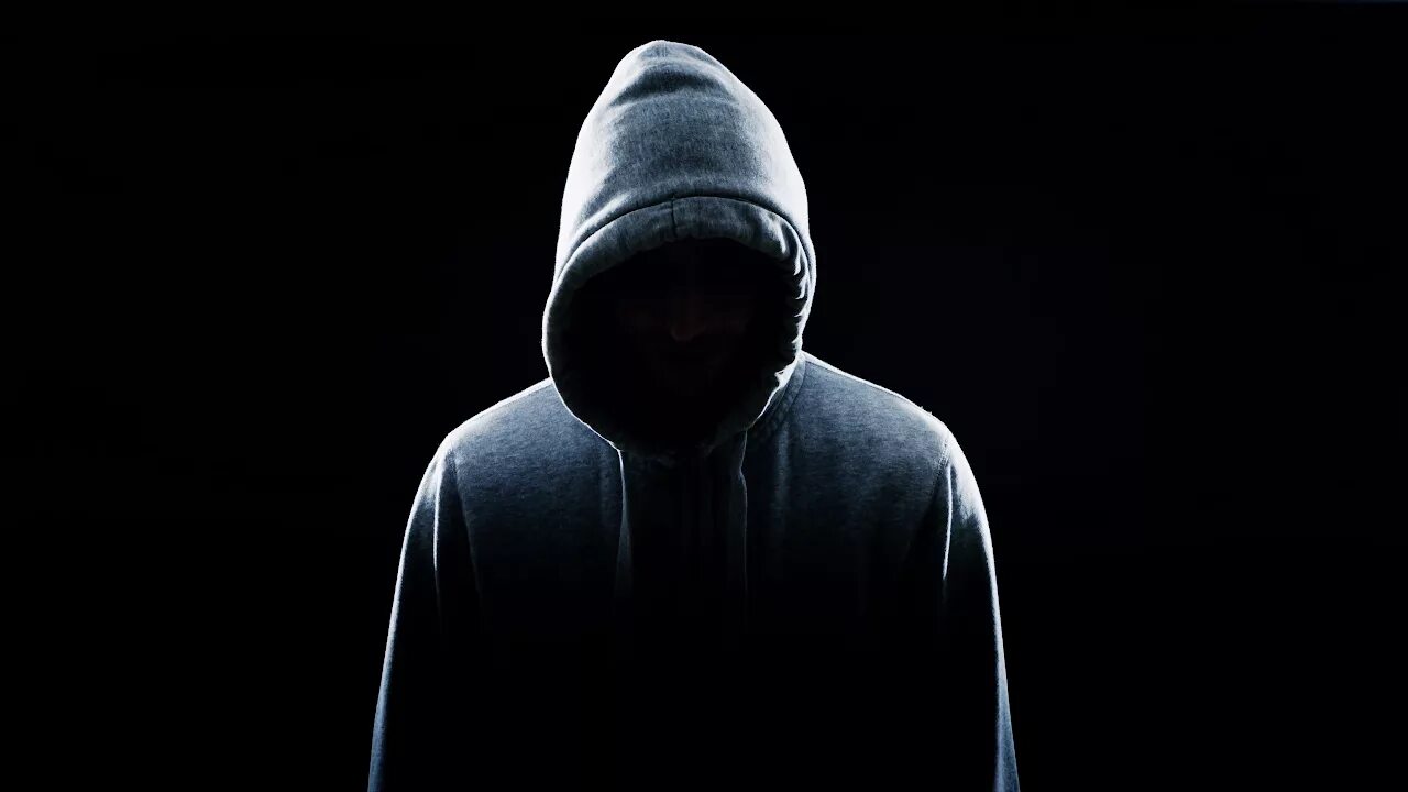 тёмный человек в капюшоне. снится человек в капюшоне. человек в капюшоне. страшный человек в капюшоне. человек в темноте.