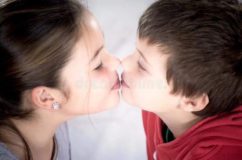 Поцелуй мальчика и девочки. Детский поцелуй в губы. Поцелуй мальчика и девочки в губы. Детский поцелуй. Детский поцелуй.