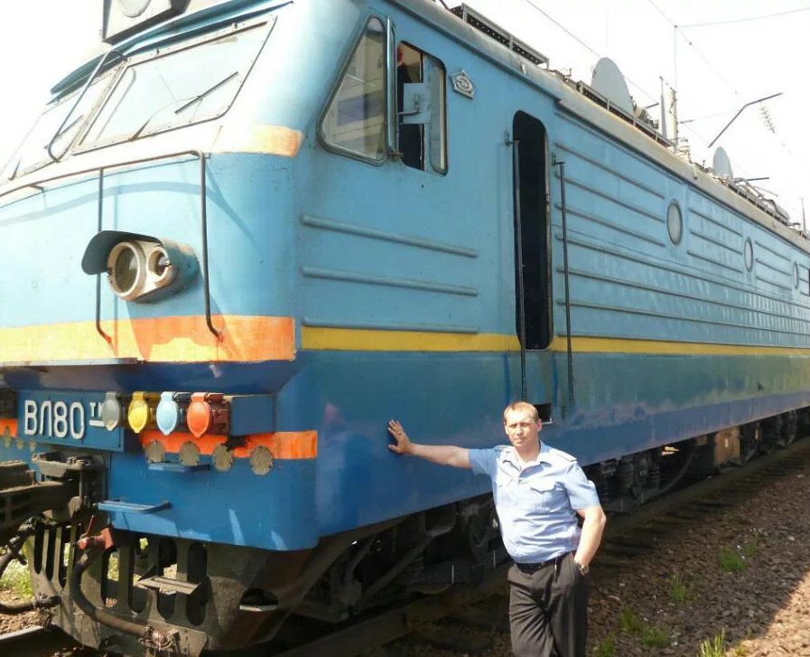 Зарплата помощников электровозов. Помощник машиниста электровоза тепловоза. Машинист Локомотива. Машинист тепловоза. Машинист тепловоза и электровоза.