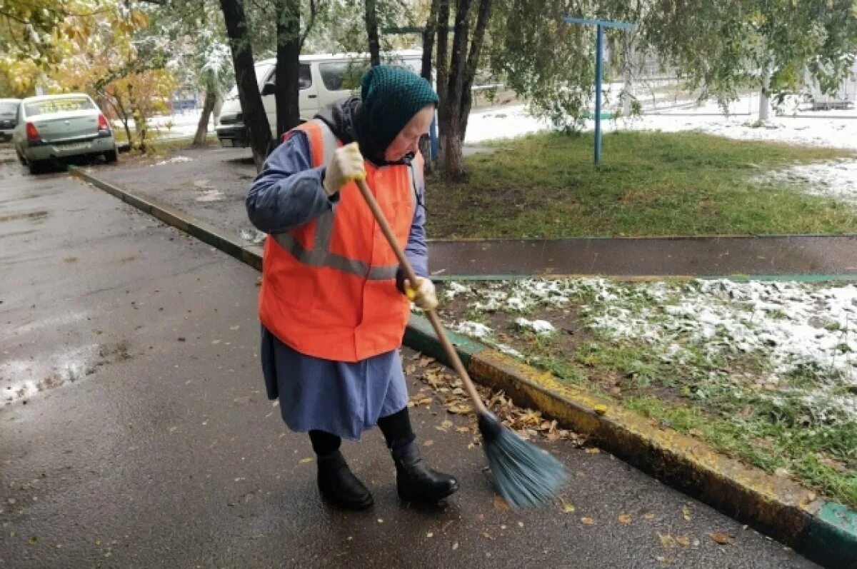 Женщина дворник. Уборка улиц. Работа пенсионерам дворник. Работа пенсионерам дворник. Работа пенсионерам дворник.