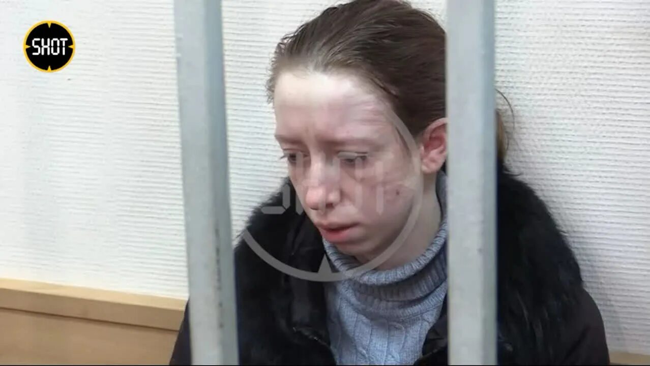 Выкинула ребенка из окна роддома. Мать выбросила ребенка из окна. Женщина выкинула ребенка. Выкинула ребенка из окна роддома. Мать выбросила ребенка в мусоропровод.