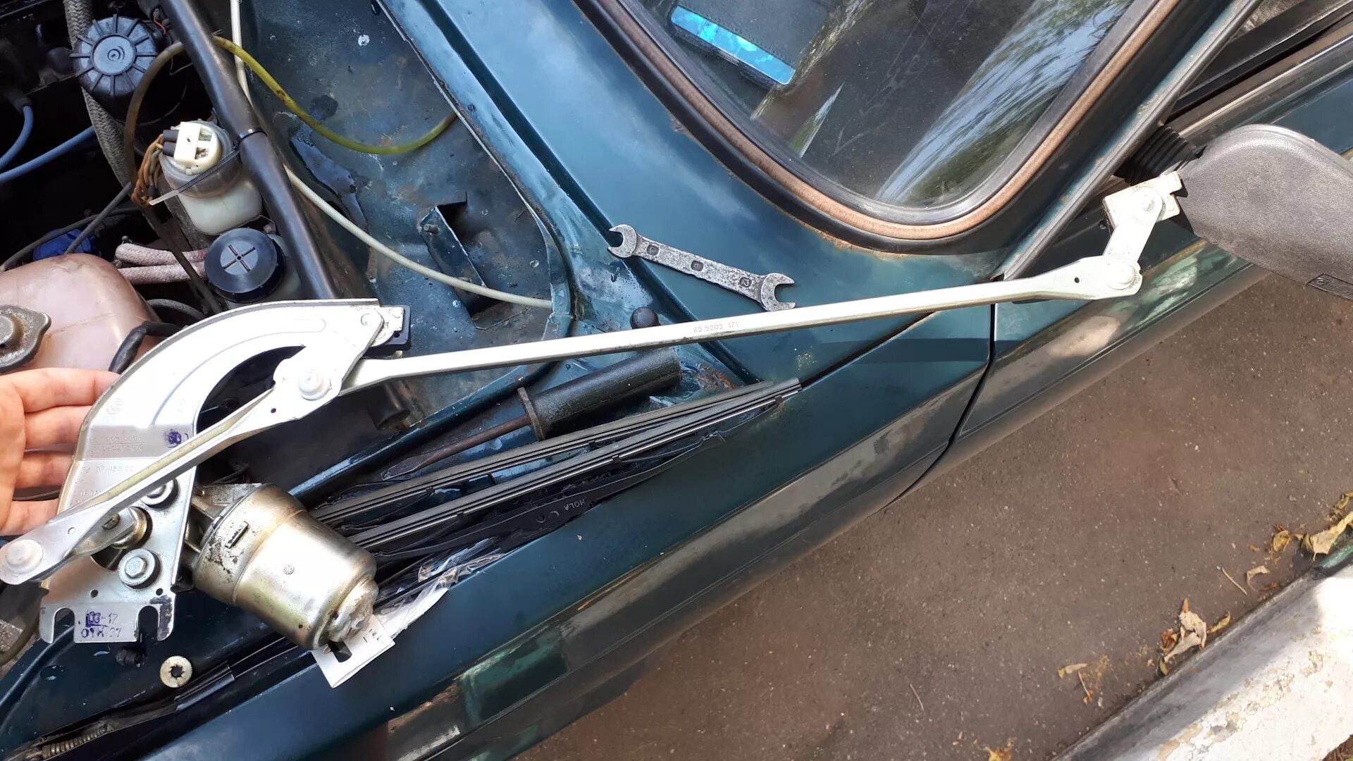 Стеклоочиститель со стороны водителя при снегопаде. Сломанный дворник. Плохо работают дворники. Трапеция дворников ваз 2109. Трапеция дворников газ 3110.