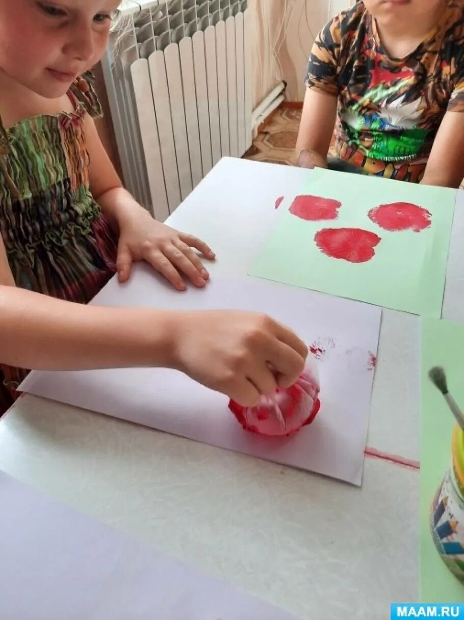 Рисование цветов пакетом нетрадиционная техника. Рисование цветов пакетом в детском саду. Нетрадиционное рисование пакетами цветы. Рисование цветов в старшей группе пакетом. Мастер класс рисование для детей.