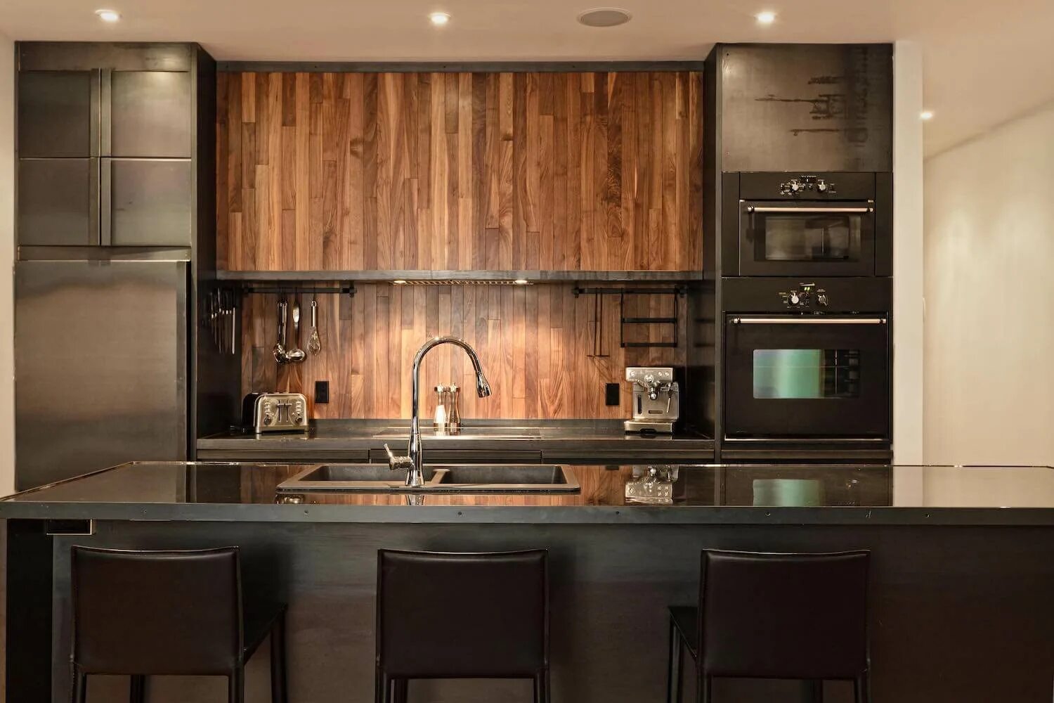 Кухонный фартук под дерево фото Кухня шпон зебрано Modern wood kitchen, Modern kitchen design, Kitchen inspirati