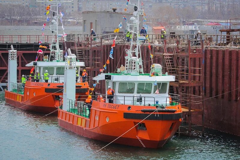 Верфи россии. Судостроение в россии. День кораблестроителя адмиралтейские верфи. Гражданские корабли россии. Федор ушаков судно снабжения.