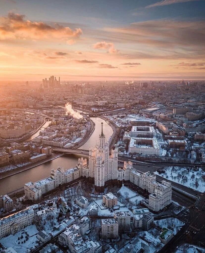 Сутки москва. Москва-Сити и сталинские высотки. Вид с высотки на Котельнической набережной. Панорама с высотки на Котельнической набережной. Вид на Москву с высотки на Котельнической набережной.