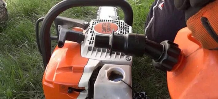 Stihl какой бензин. Топливная смесь для бензопилы штиль 180. Штиль 180 бензокоса. Масло штиль для бензопилы триммера. Бензопила Daewoo топливная смесь.