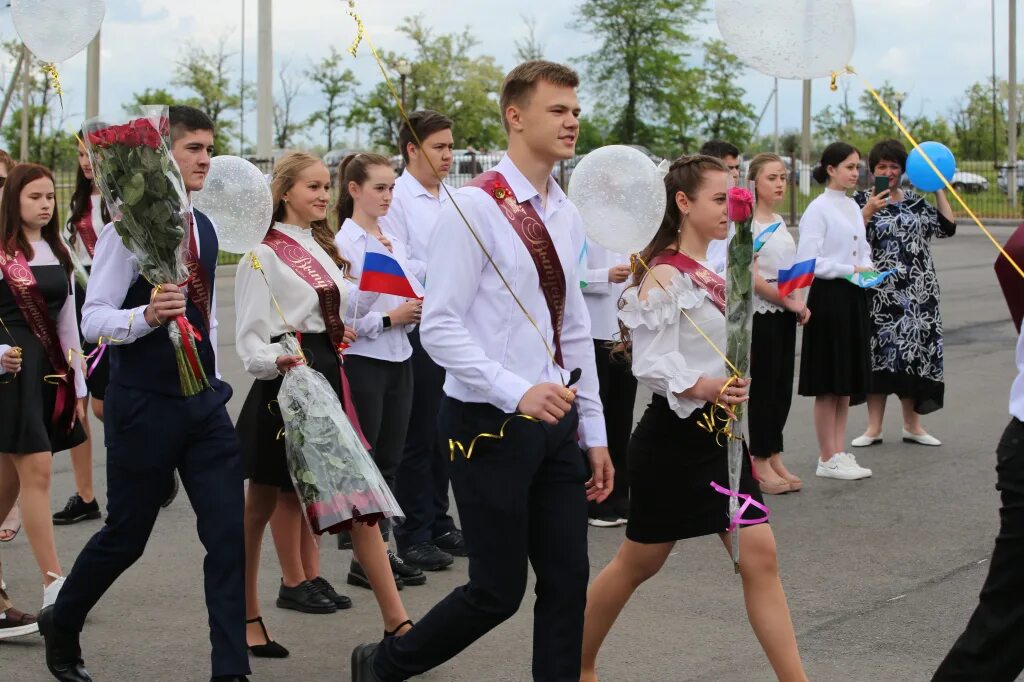 Песни на последний звонок 2024. Последний звонок 9 класс. Школьный выпускной. Выпускники школы. Фотографии выпускников школы.