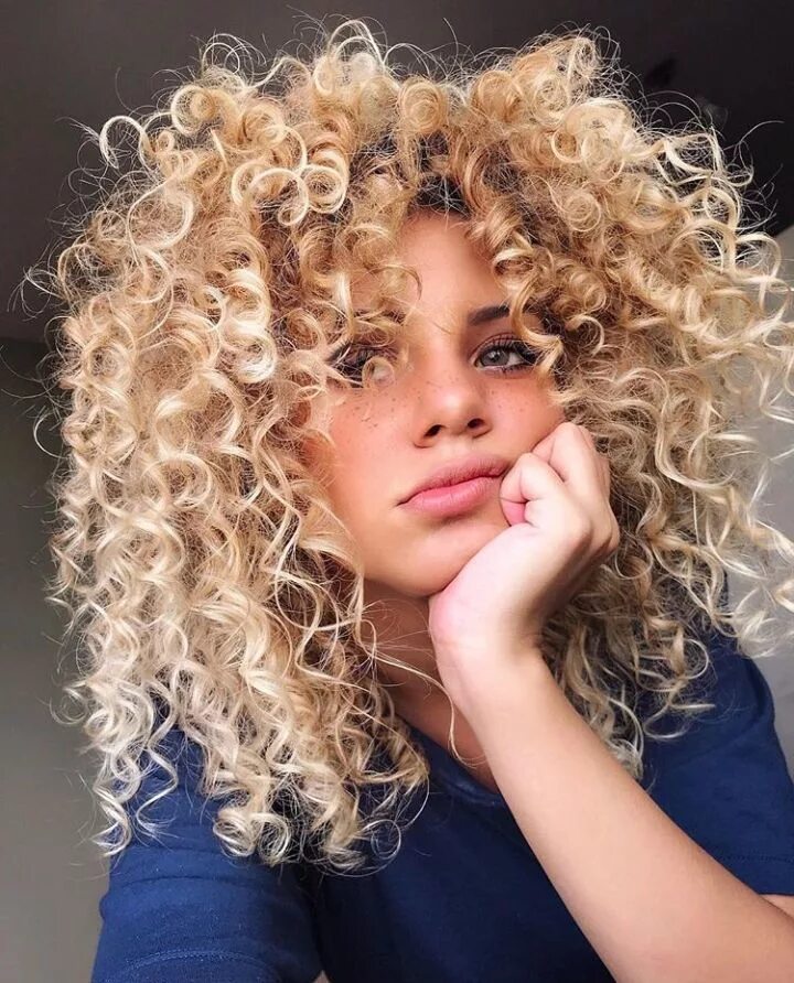 Curly blonde. Керли Хеир с кудрями. Керли кудри биозавивка. Афро кудри Барбара.