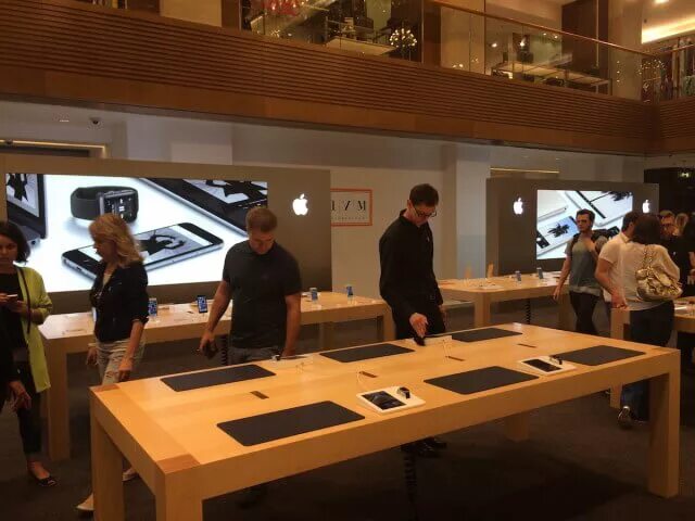 Цум айфоны. Корнер эпл цум. apple store цум. эппл в цуме. магазин apple в цуме.