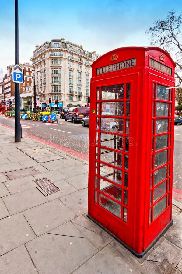 Телефон по улице и дому. Полицейские будки в Лондоне. Убитая телефонная будка. Джин с телефонной будкой. Сочинение на тему красная тел будка Лондона.