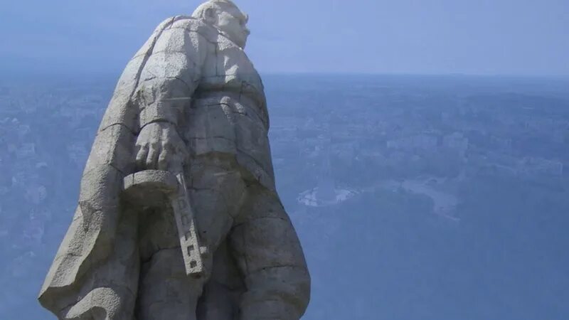 Белеет в поле пороша караоке. Алёша (памятник, Пловдив). Алеша в Болгарии. Памятник алёше в Болгарии. Алёша в Болгарии русский солдат.