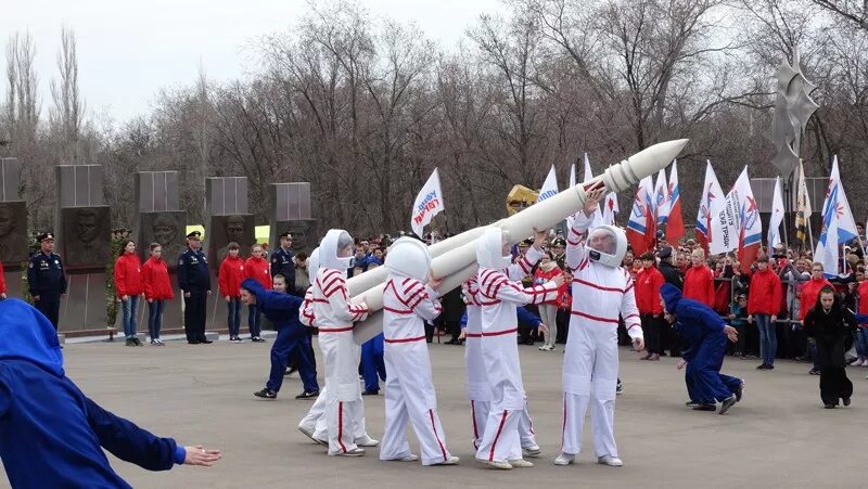 Какому событию приурочено празднование дня космонавтики. День космонавтики приземление Гагарина Энгельс. Празднование дня космонавтики. Шествие ко Дню космонавтики. 12 Апреля празднование.