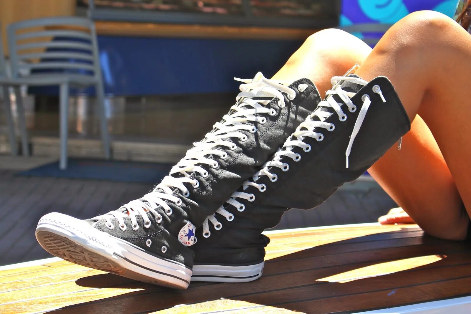 Высокие кеды конверс по колено. Кеды конверс высокие до колена. Converse all Star. Длинные кроссовки. Удлиненные кроссовки