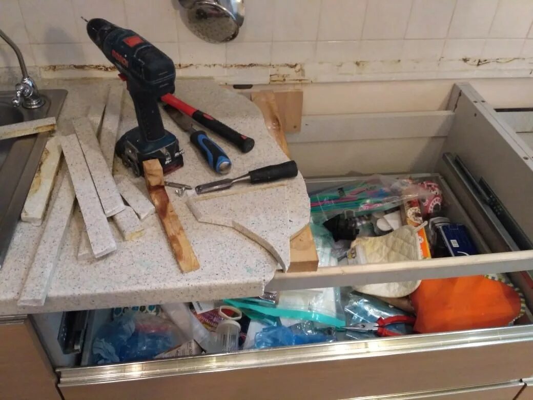 Installing marble countertop. Ремонт столешницы своими руками. Столешница треснула. Самодельная столешница для кухни. Столешница из камня треснула.