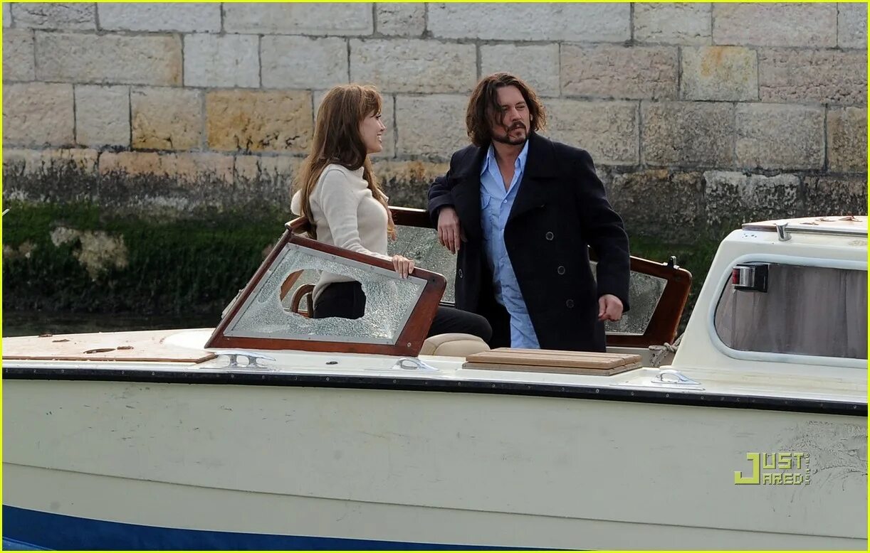 Джоли и депп. Angelina джонни депп. турист анджелина джоли water taxi. катер из фильма турист с джонни деппом. джонни депп и анджелина джоли на катере.