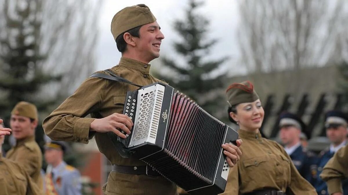 Песни на дне победы видео. Солдат с гармонью. Солдат с гармошкой. Солдаты поют. Военный гармонист.