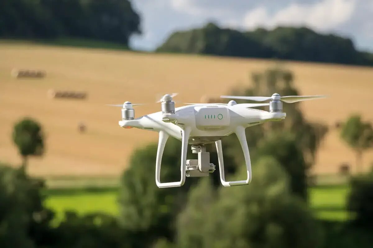 Коптер значение. Дрон DJI Phantom. DJI Phantom 4. Квадрокоптер DJI Phantom 4 Pro полет. БПЛА Фантом.