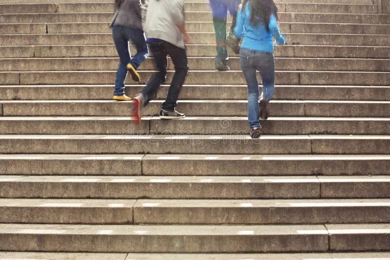 Мальчик поднимается по лестнице. Подросток по лестнице бежит. Подростки в школе на лестнице. Фото на лестнице друзья. Фотографии на лестнице фотосессия для подростков.