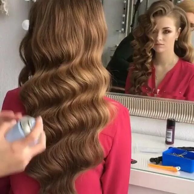 Прическа волны на длинные волосы. Волны видео волосы. Прическа локоны на длинные волосы. Укладка легкие локоны. Голливудская волна прическа.