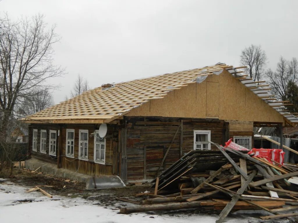 Крыша на пристройку к дому. Пристройка к дому с двускатной крышей. Реконструкция крыши частного дома. Крыша старого деревянного дома. Старая кровля и новая.