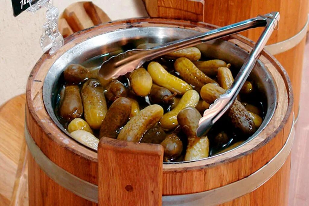 Солёные огурцы. Соленья в бочках. Соленые огурцы в бочках. Бочка огурцов. Огурцы в бочках.