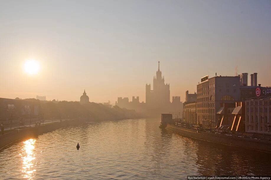 Рассвет в Москве. Утренний город. Рассвет на Москве реке. Раннее утро в Москве.