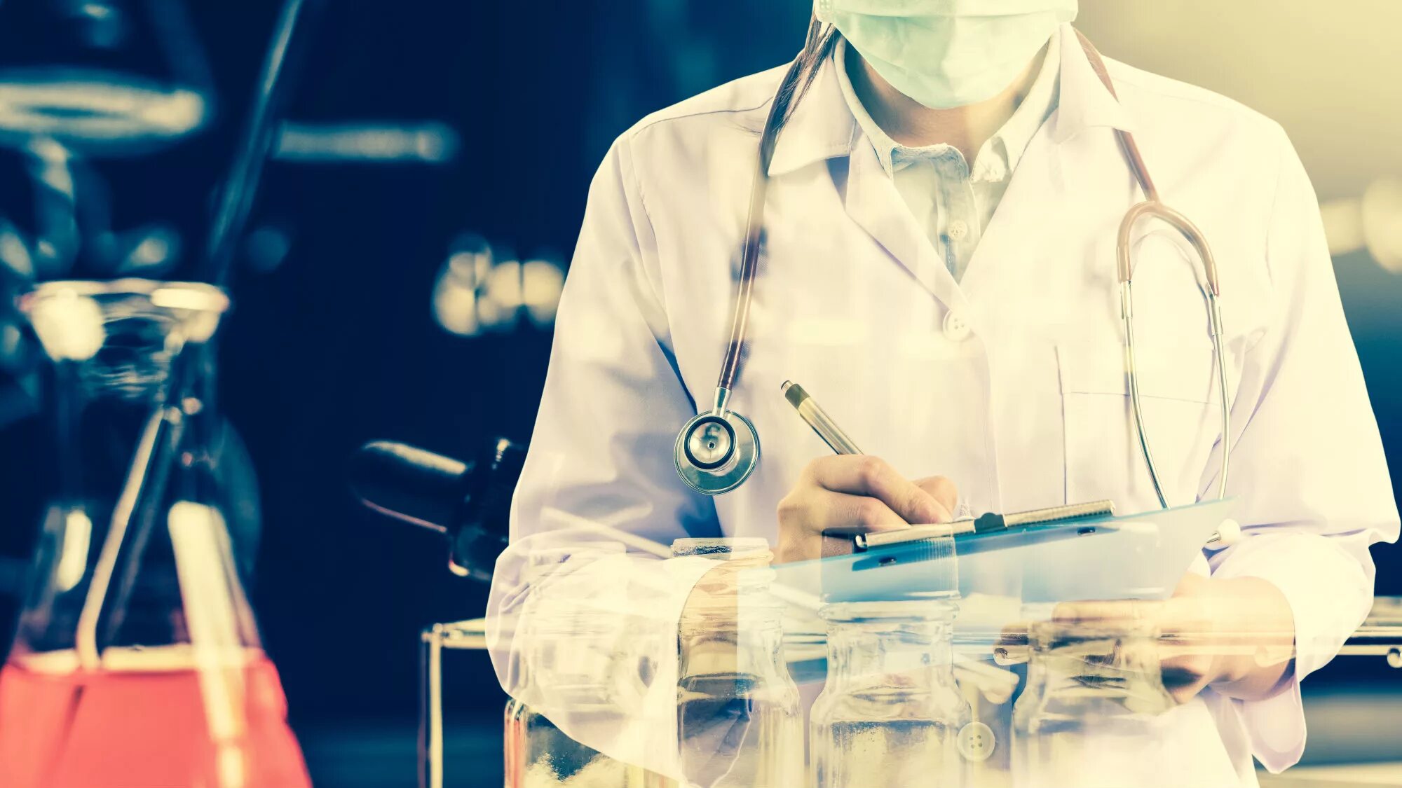 Врач с микроскопом. Лаборатория исследования. Биохимик. Медицинские исследования. Микроскоп исследование.