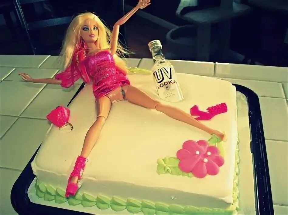 С 8 марта барби мем. Кукла для битья женщина. Пьяная кукла барби. Кукла барби бухает. Барби коктейль группа.