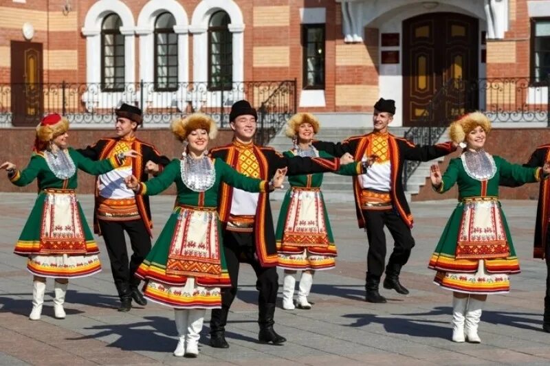 Народы республики марий эл. Ансамбль танца Марий Эл. Йоршкорола национальный костюм. Йошкар-Ола Национальная одежда. Йошкар-Ола марийцы.