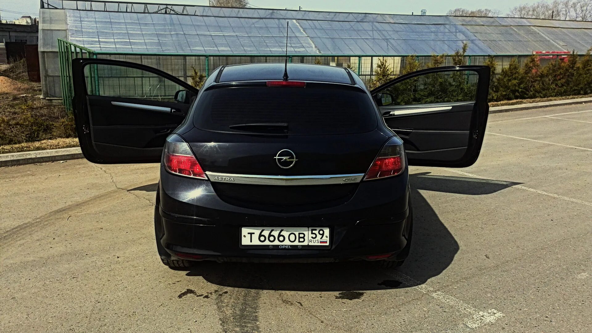 Opel astra черный. Opel Astra GTC 2010 черная.