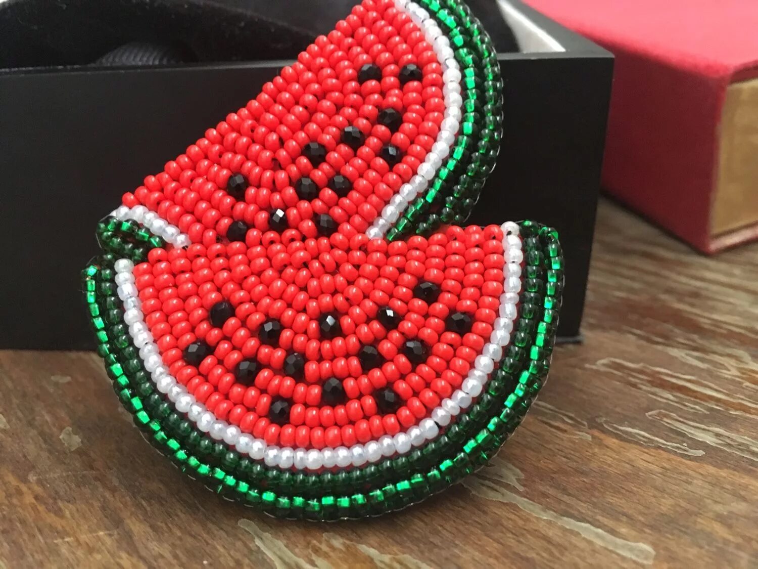 Серёжки из бисера арбуз. Как сделать из бисера арбуз. Брошка из бисера арбуз. Браслет из бисера арбуз. Серьги арбузы из бисера.