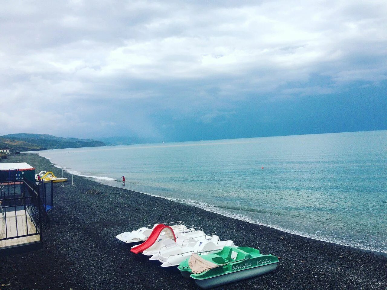 Море в алуште в августе. Алушта море в конце августа. Алушта пляж разруха. Море в алуште в августе. Дождь в алуште сегодня видео.