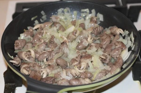 Сердечки куриные тушеные с луком на сковороде. Куриные сердечки с луком. тушеные сердечки с луком. сердечки куриные жареные с луком. куриные сердечки обжаренные с луком.