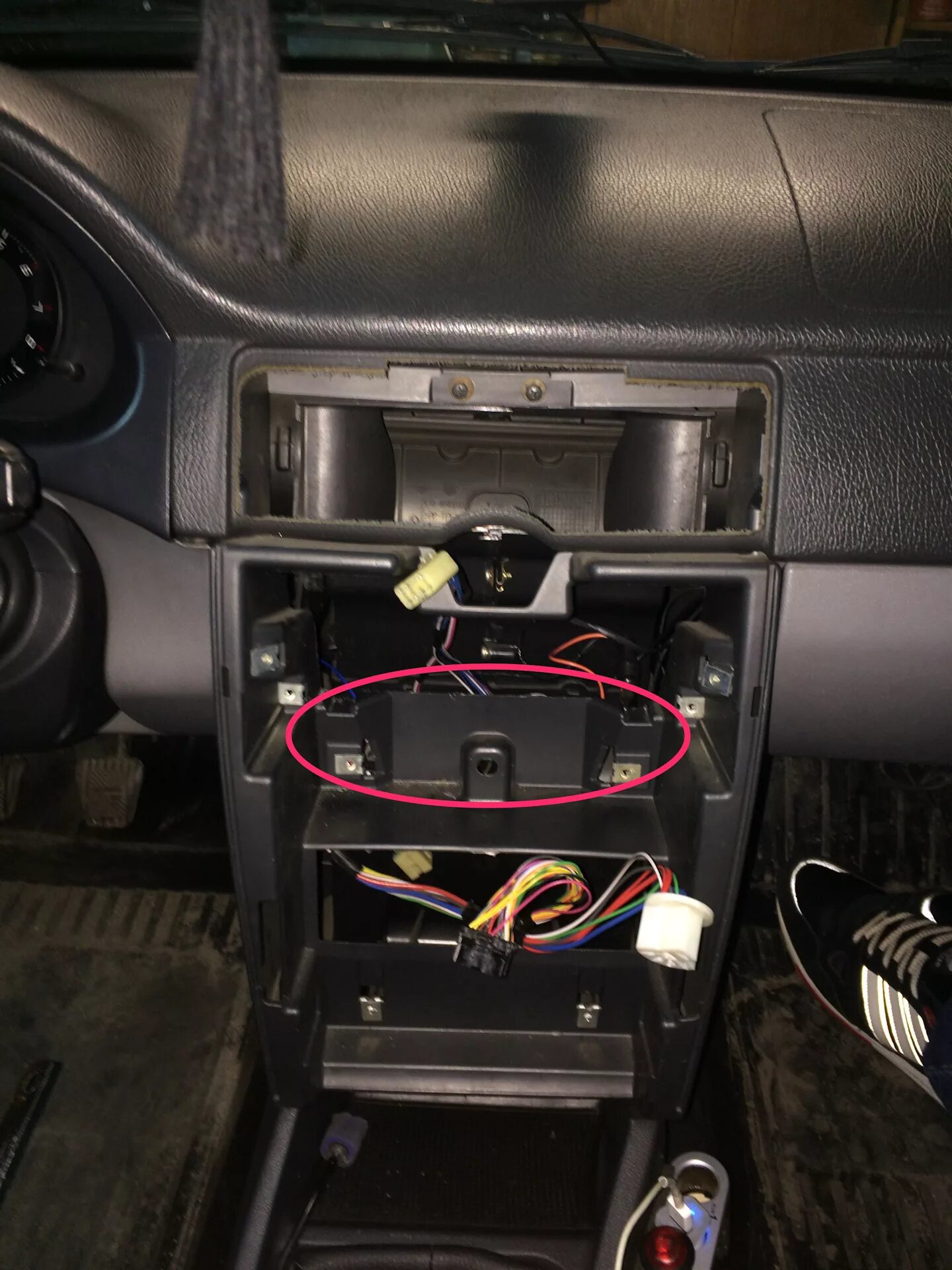 2 din магнитола приора 1. 2din автомагнитола в приору. Установка магнитолы в приору. 2 din магнитола приора 1. Магнитола 2 din приора.