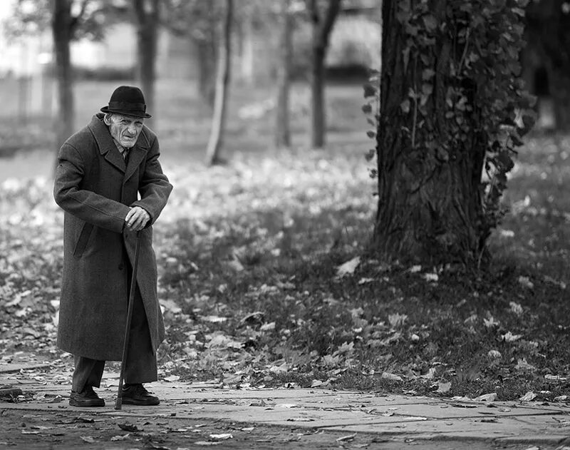 Время шло алчный старик стал невольно. Человек в пальто. Человек в пальто идет. Человек в Старом пальто. Одинокий старый человек.