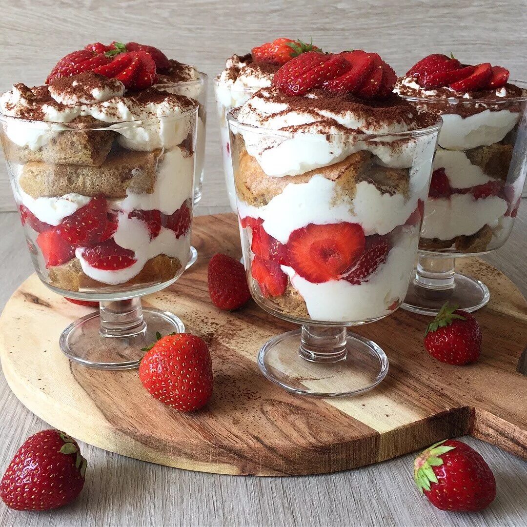 Японский торт. Парфе французский десерт. Десерты в стаканчиках. Трайфлы тирамису в стаканчиках. Трайфл йогуртовый.