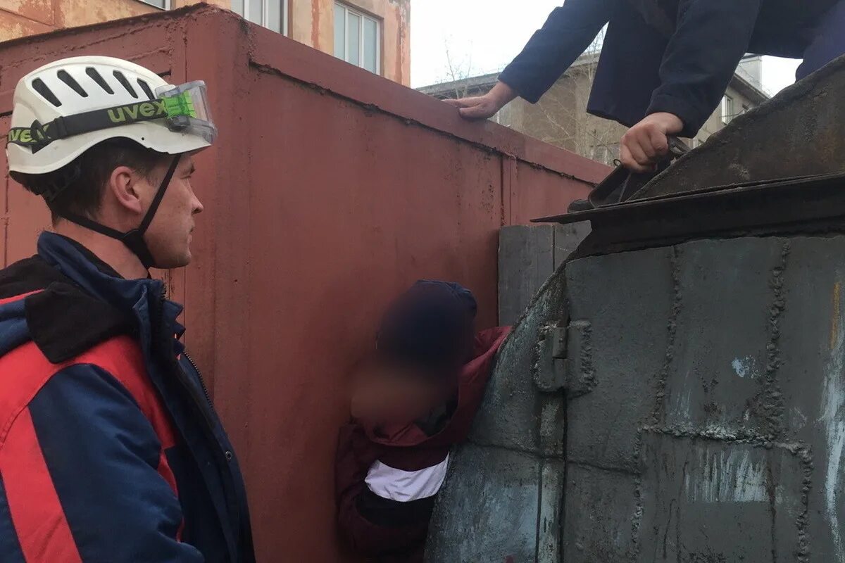 мальчика закрыли в сарае. сгоревший сарай. обгоревшее дерево.