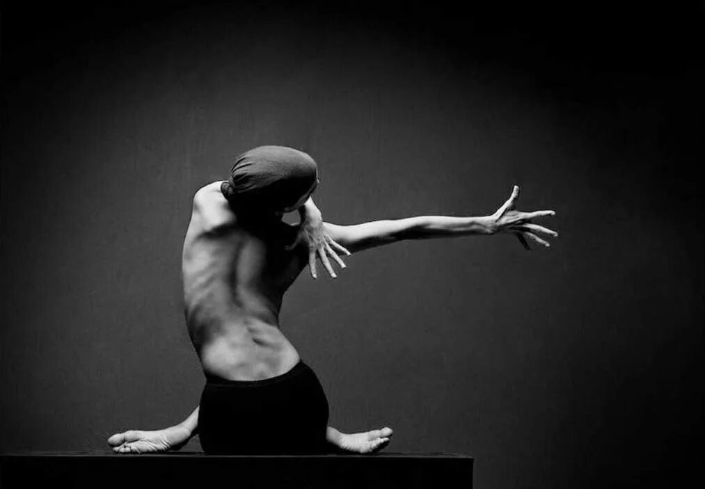 Buga изгибы тела. Michael Papendieck. Фотосессия танцоров. Пластика тела. Танцоры в черном.