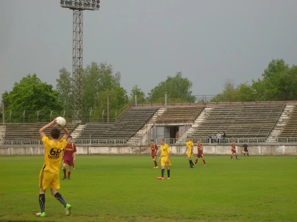 Стадион электрон в белово. Вятские поляны футбольный стадион. Стадион электрон великий новгород. Спорткомплекс стадион вятские поляны. Стадион вятские поляны.