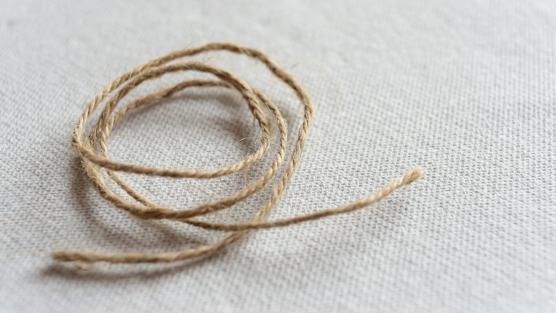 A string b string c. Бечевка петелька. петелька из бечевки. a piece of string. шлевки из бечевки пальто.