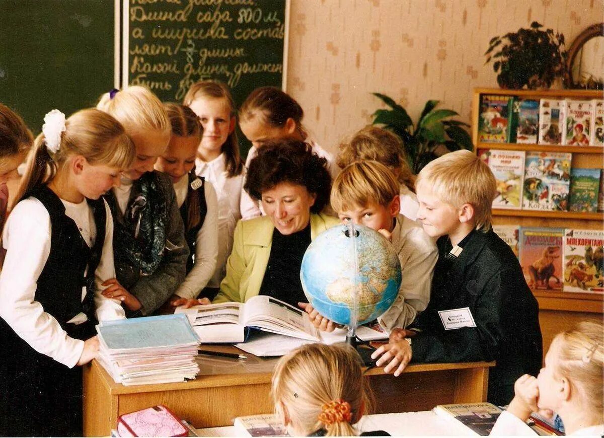 Учитель и ученик. Школьники и учитель. Учитель и учникив классе. Учитель в школе
